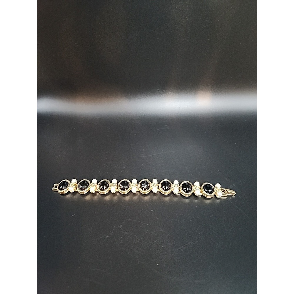 VTG‎ Monet Goldtoned Cabachon Bracelet. Acrylic Pearl & Acrylic Black Stones 7"